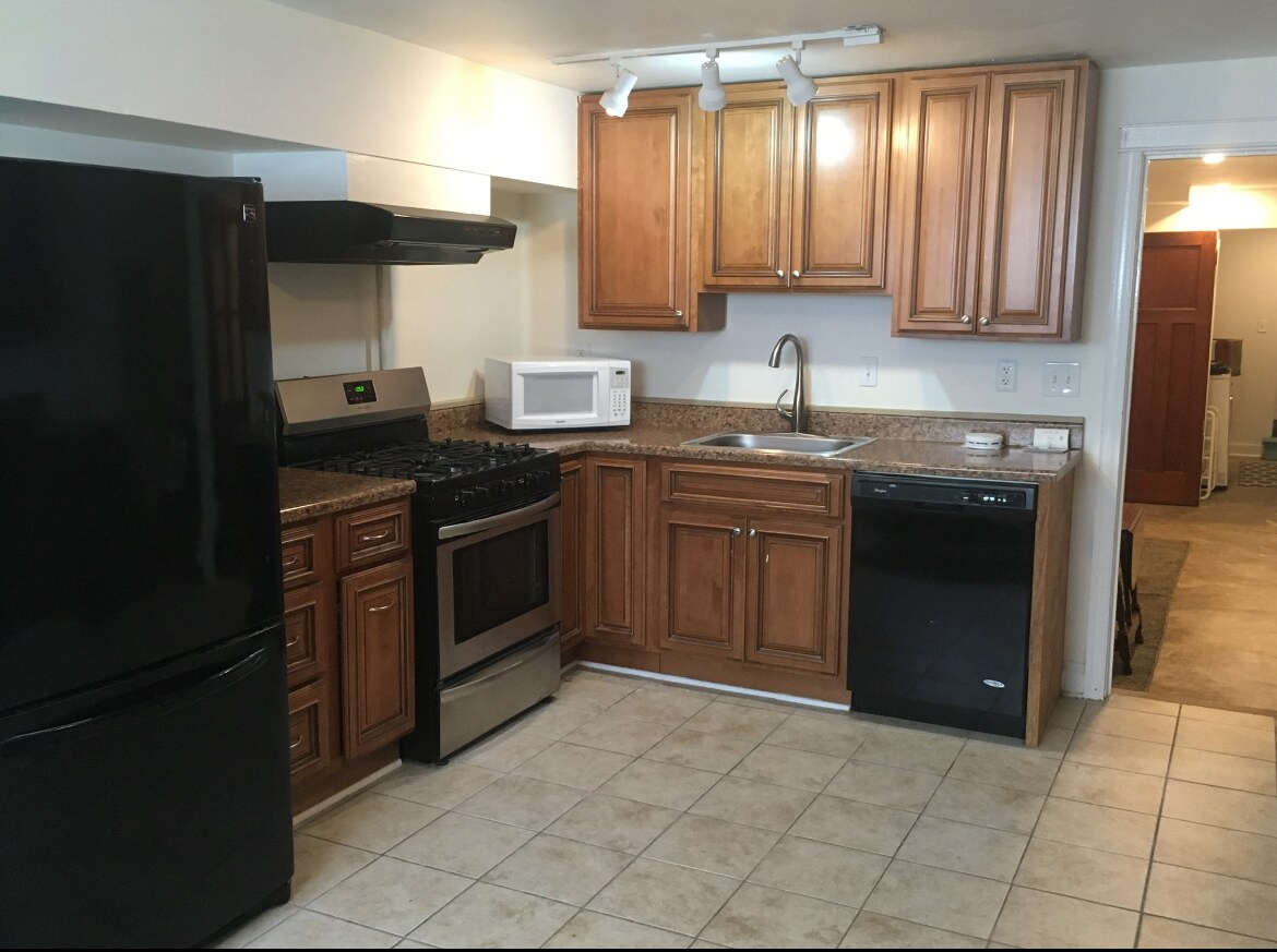 Building Photo - 410 Folcroft St