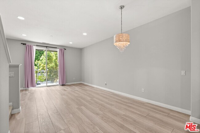Building Photo - 8620 Belford Ave