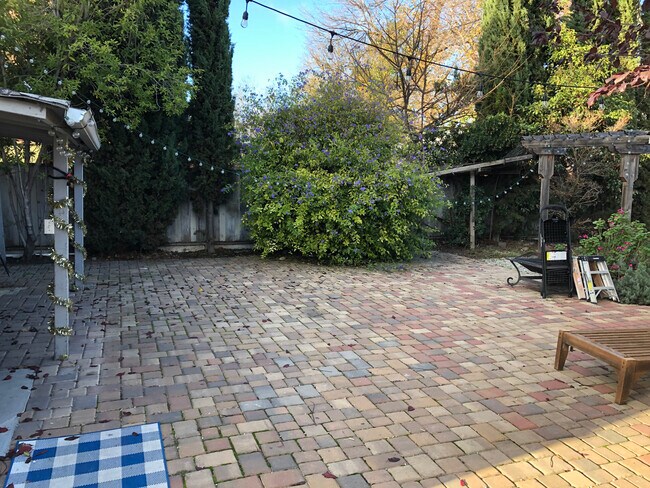 Building Photo - 382 Gifford Ave