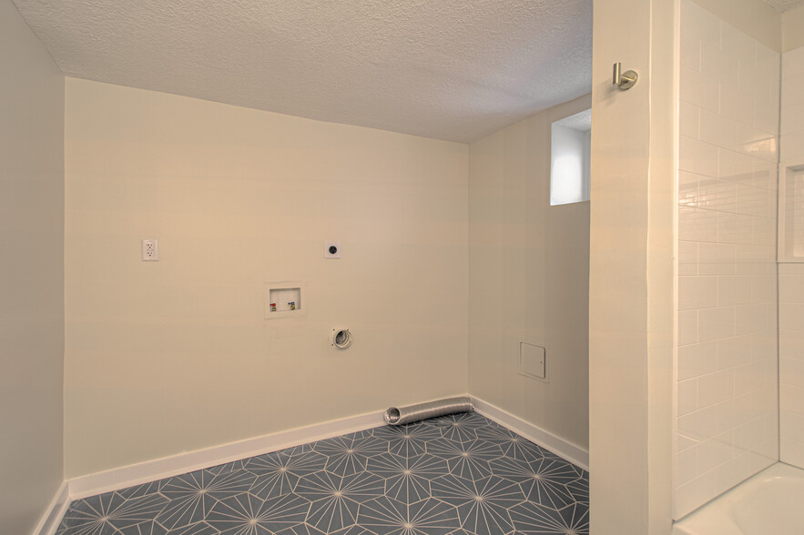 Building Photo - 2105 W 73rd St