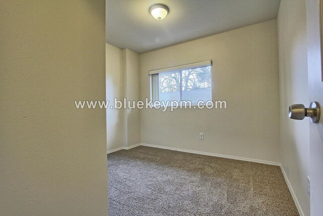 Building Photo - 3 Bed 1.5 Bath  Unit on Grand Blvd in Vanc...