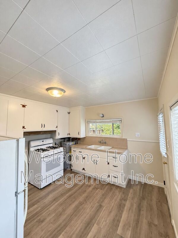 Building Photo - 477 Grove Way