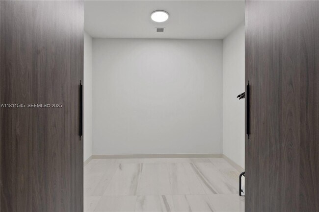 Building Photo - 300 Biscayne Blvd Way