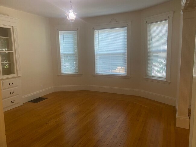 Building Photo - 814 Belmont St