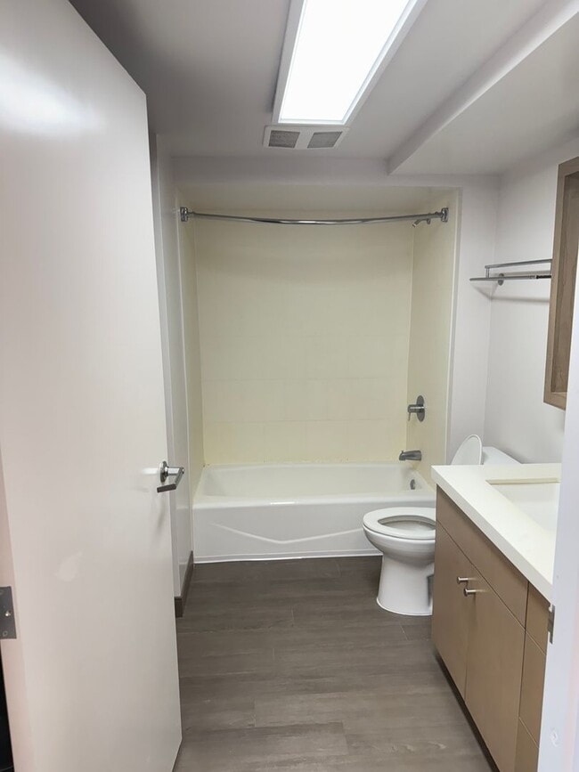 Building Photo - Modern 2 Bed / 2 Bath Condo with Top Ameni...