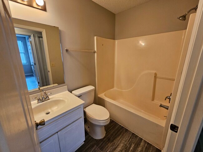 Building Photo - 108 E Lakemont Dr