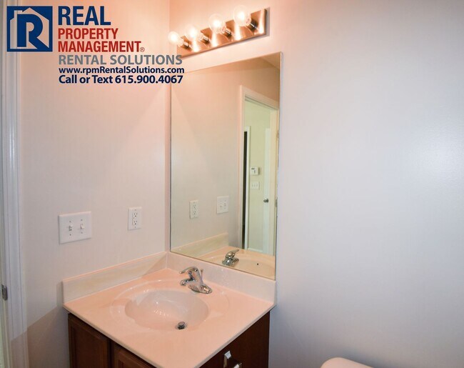 Building Photo - Beautiful Smyrna townhome less than 1 mile...