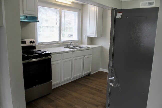 Building Photo - 1204 W Mauney Ave