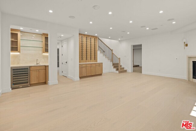 Building Photo - 306 S Anita Ave