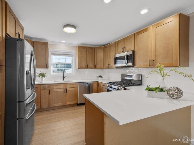 Building Photo - 327 Loomis St