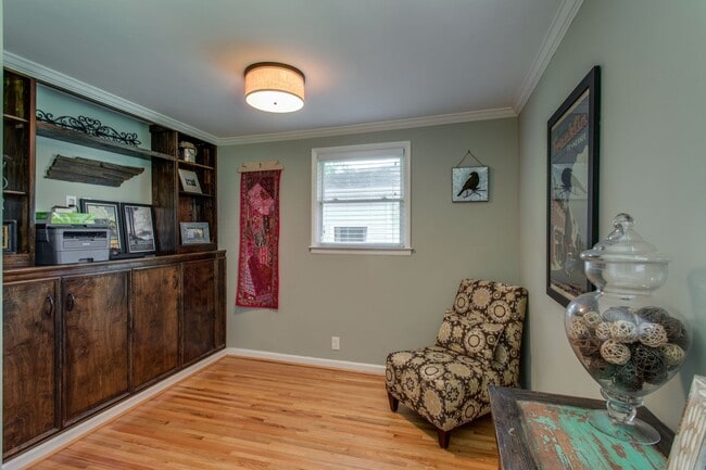 Building Photo - Crieve Hall Ranch with Studio