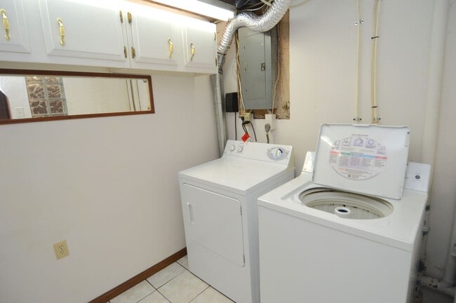 Building Photo - Huge 4 Bed 2 Bath Single Family Home! Rent Special - $500 off 1 months rent!