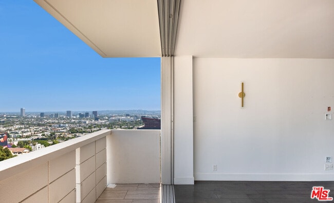 Building Photo - 8787 Shoreham Dr