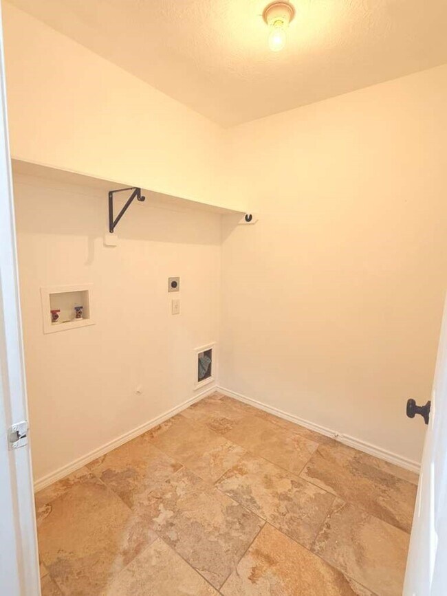 Building Photo - 1011 Backland Ct