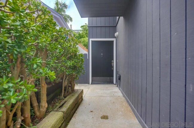 Building Photo - Townhome in the heart of La Jolla’s coveted Beach Barber Tract