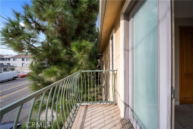 Building Photo - 216 N Buena Vista St