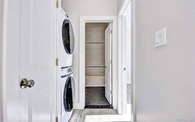 Building Photo - 292 Main St