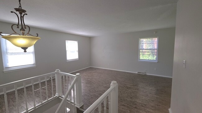 Building Photo - Welcome home to this beautiful Blue Spring...