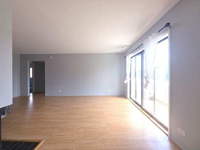 Building Photo - 2000 Bayside Dr