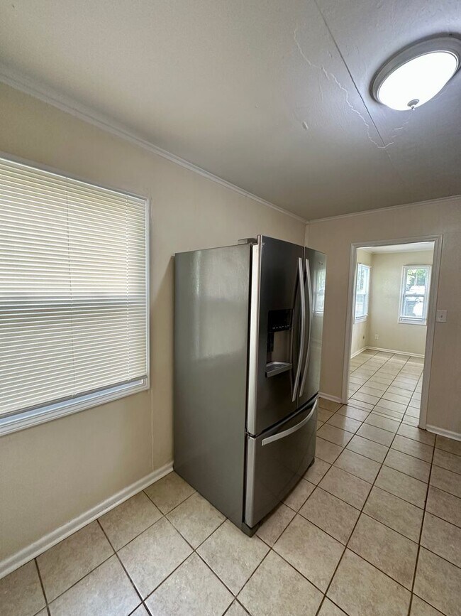 Building Photo - Renovated! Pre-Leasing for Fall 2026 3bd/2ba