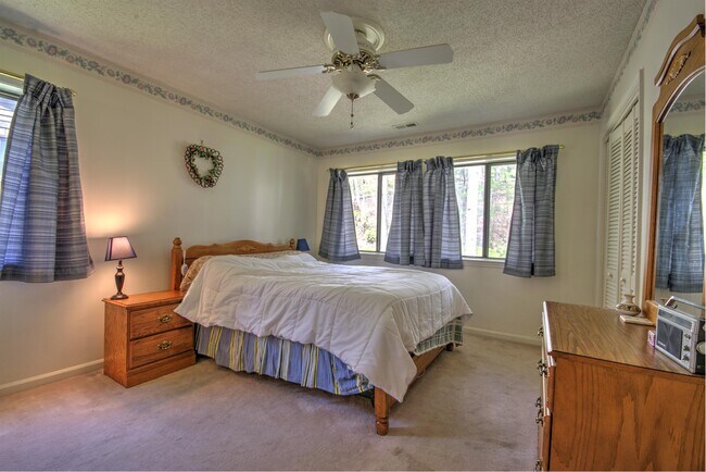 Building Photo - 49 Lake Dr