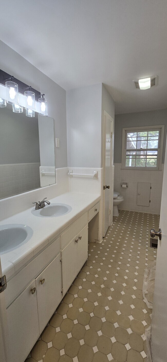 Building Photo - 1202 Brindley Dr