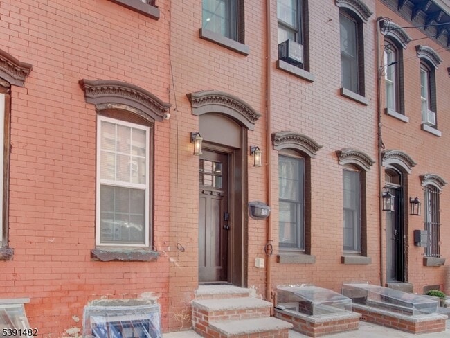 Building Photo - 16 Eagles St