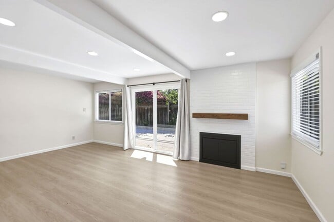 Building Photo - Conveniently Located 3 Bed, 2 Bath Home w/ Huge Patios