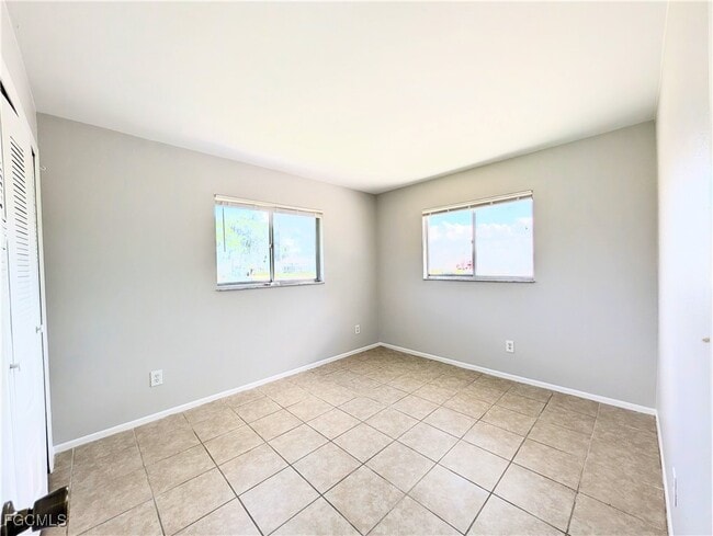 Building Photo - 427 NE Pine Island Ln