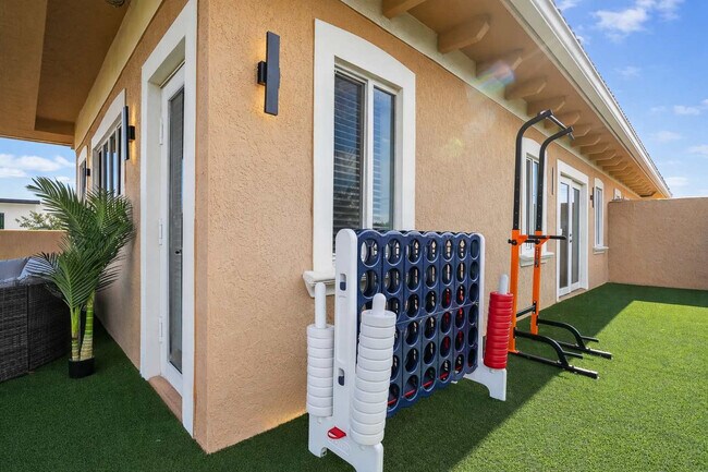 Building Photo - 1705 NE 11th St