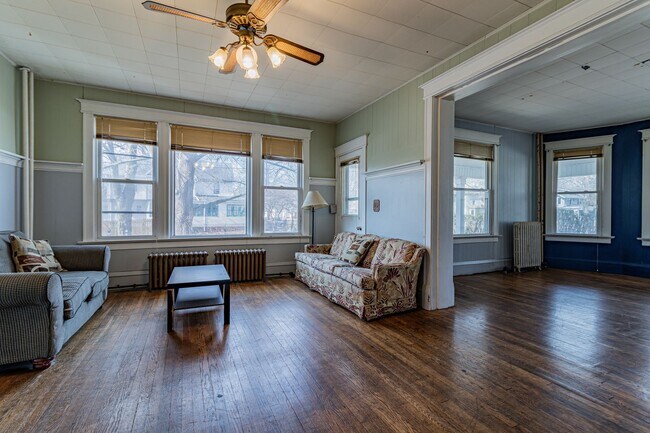 Building Photo - 5 bedroom, 2 bath home, close to U of I, MTD lines, local shopping & dining!! - Available August ...