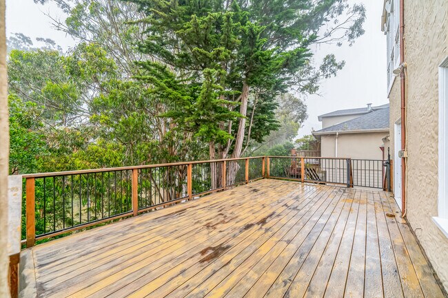 Building Photo - 496 Crestlake Dr