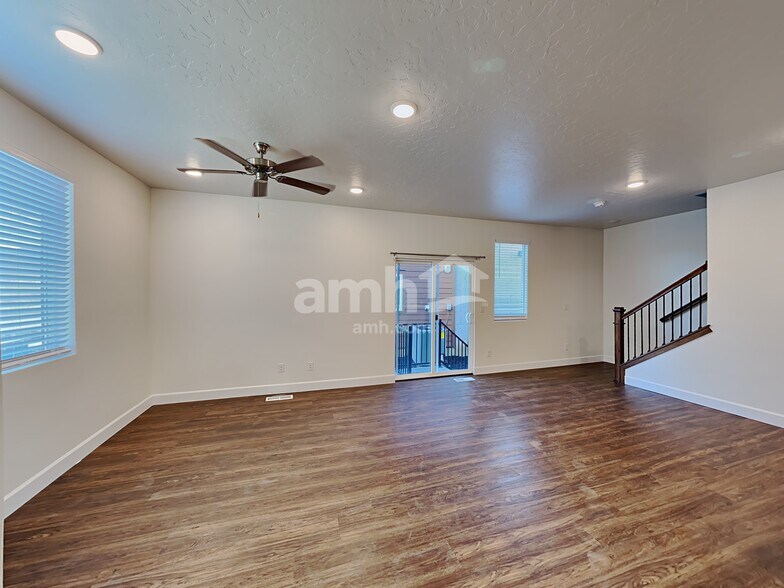 Building Photo - 6818 N Silver Gate Dr