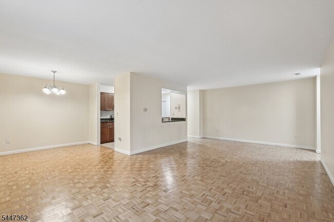 Building Photo - 135 S Maple Ave