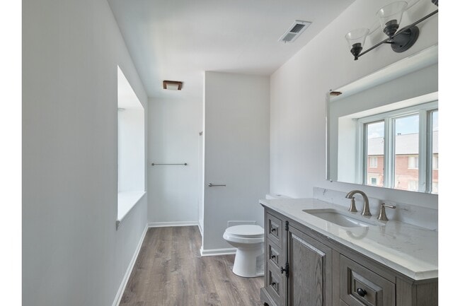 Building Photo - 8511 Canterbury Square W