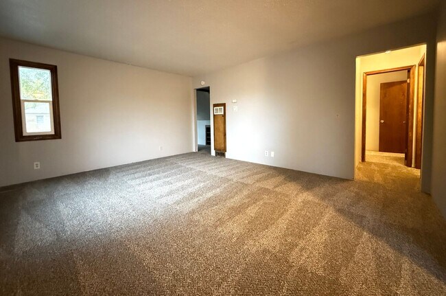 Building Photo - 133 Benton St