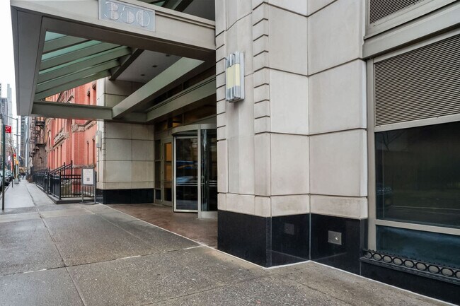 Building Photo - 350 W 43rd St