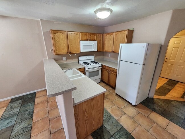 Building Photo - Beautiful 3 Bedroom & 2 1/2 Bath Condo.