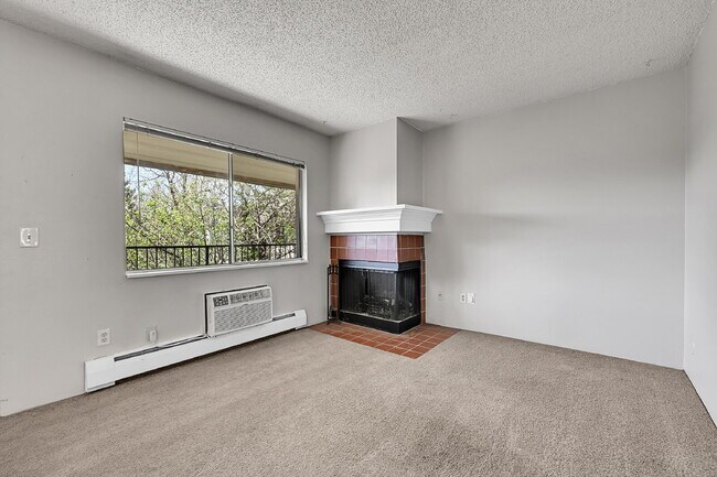 Building Photo - $1,270.00, 2 bed, 1 bath located in Denver...