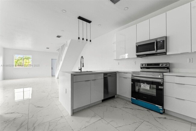 Building Photo - 2143 NW Fourth Street 2, Pompano Beach, FL...