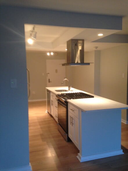 Building Photo - 604 S Washington Sq