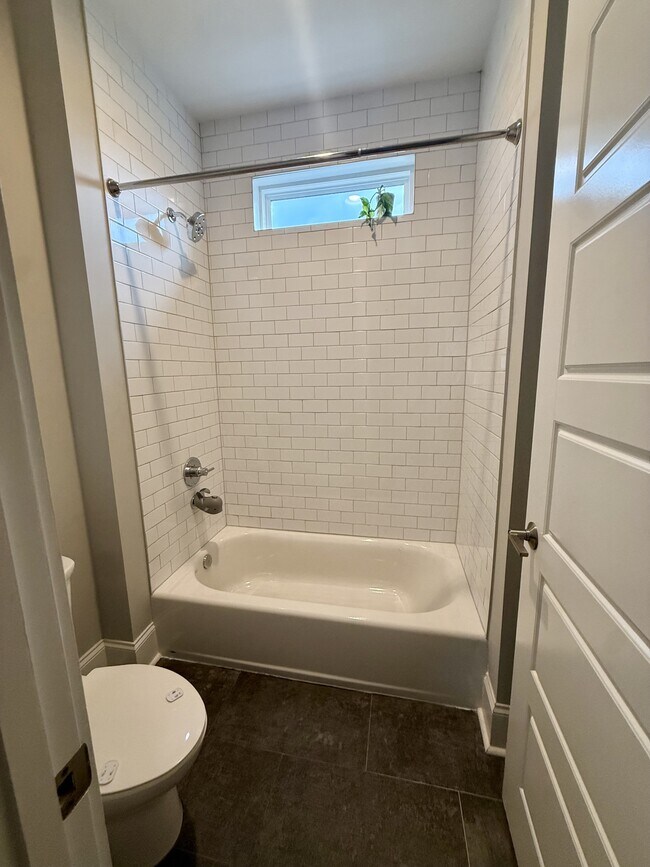 Building Photo - 2417B Porter Rd