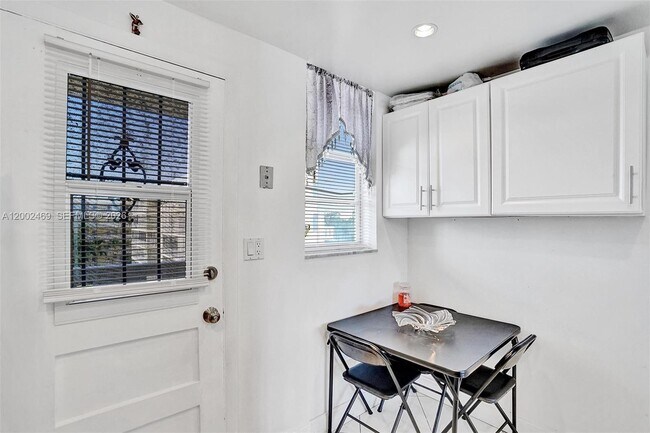 Building Photo - 2999 Point E Dr