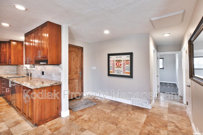 Building Photo - 2266 Brentwood Cir