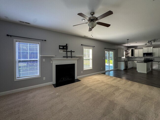 Building Photo - Stunning 4 Bed 2.5 Bath Home in Lexington Plantation