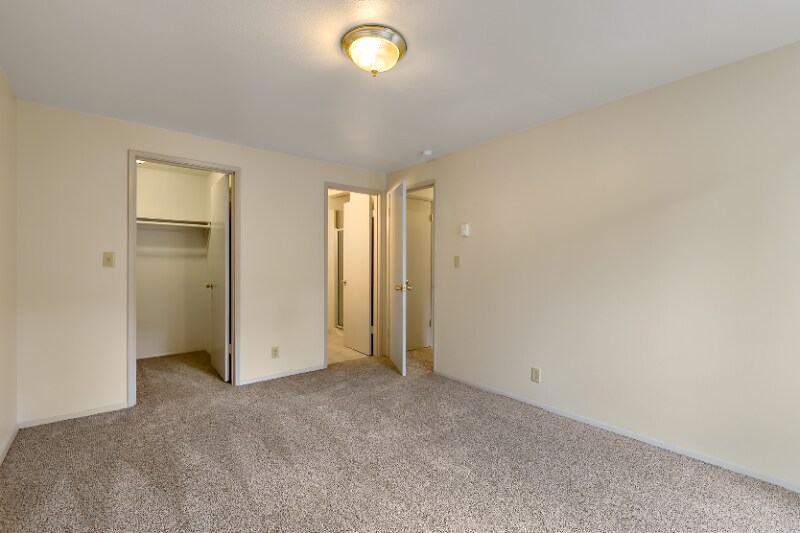 Building Photo - 12520 Roosevelt Way NE