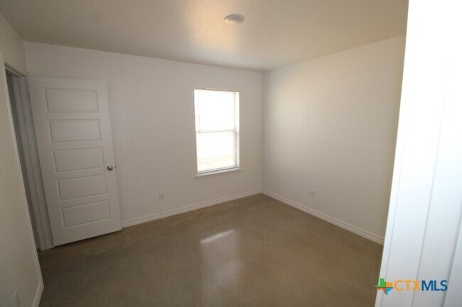 Building Photo - 106 Lost Trl