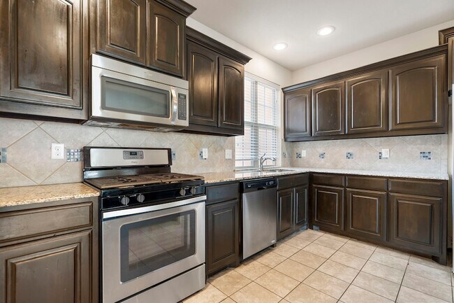 Building Photo - 2640 Venice Dr