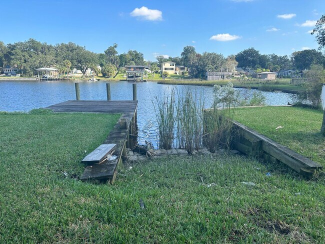 Building Photo - Beautiful 2Bed & 1Bath ON THE WATER in St....