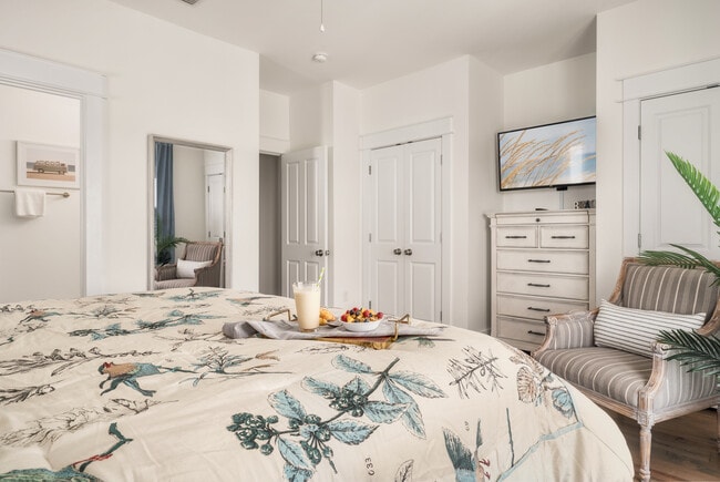 Building Photo - 105 W 7th St